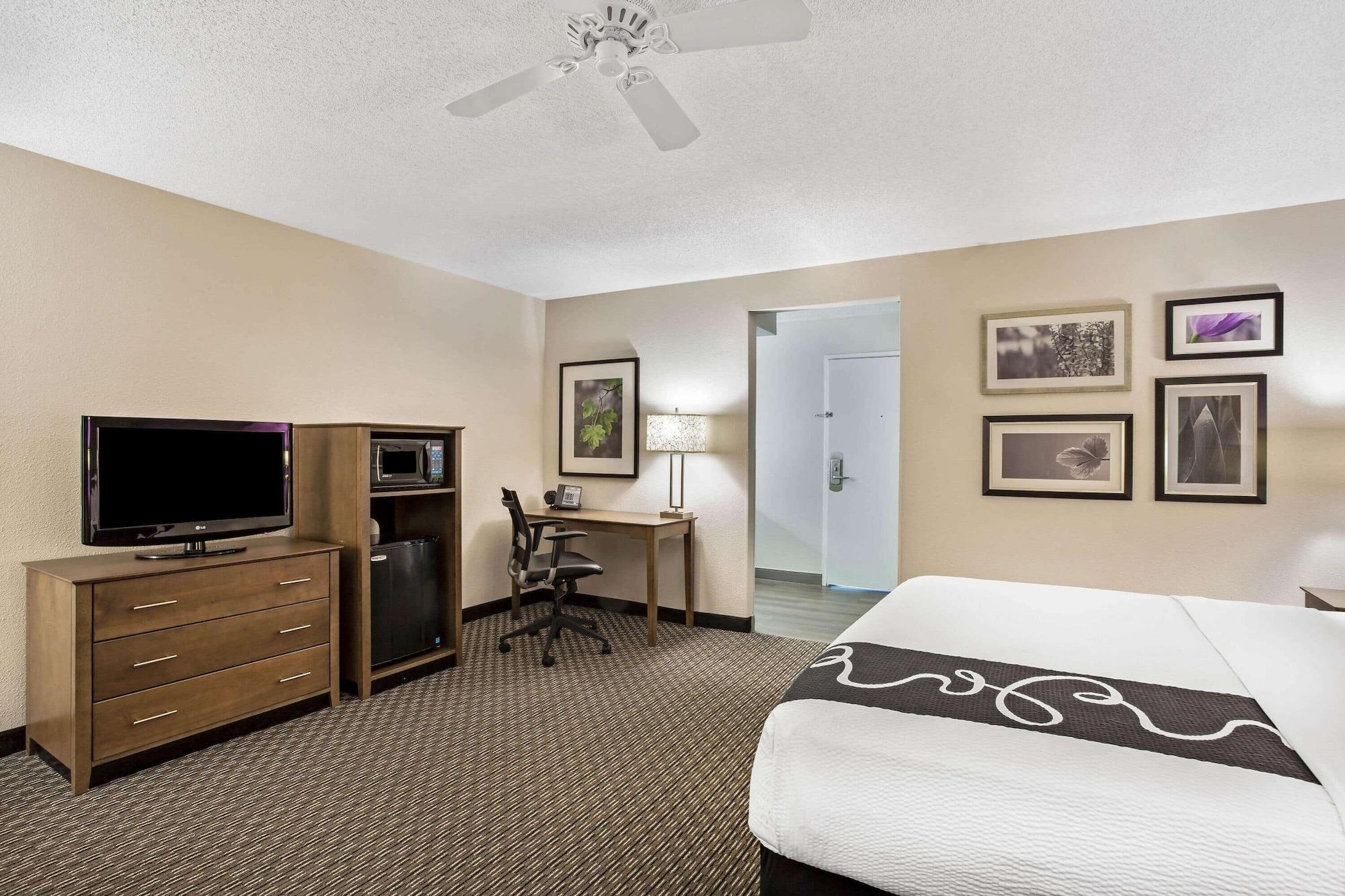 Готель La Quinta By Wyndham Hartford Bradley Airport Вінсор-Локс Екстер'єр фото