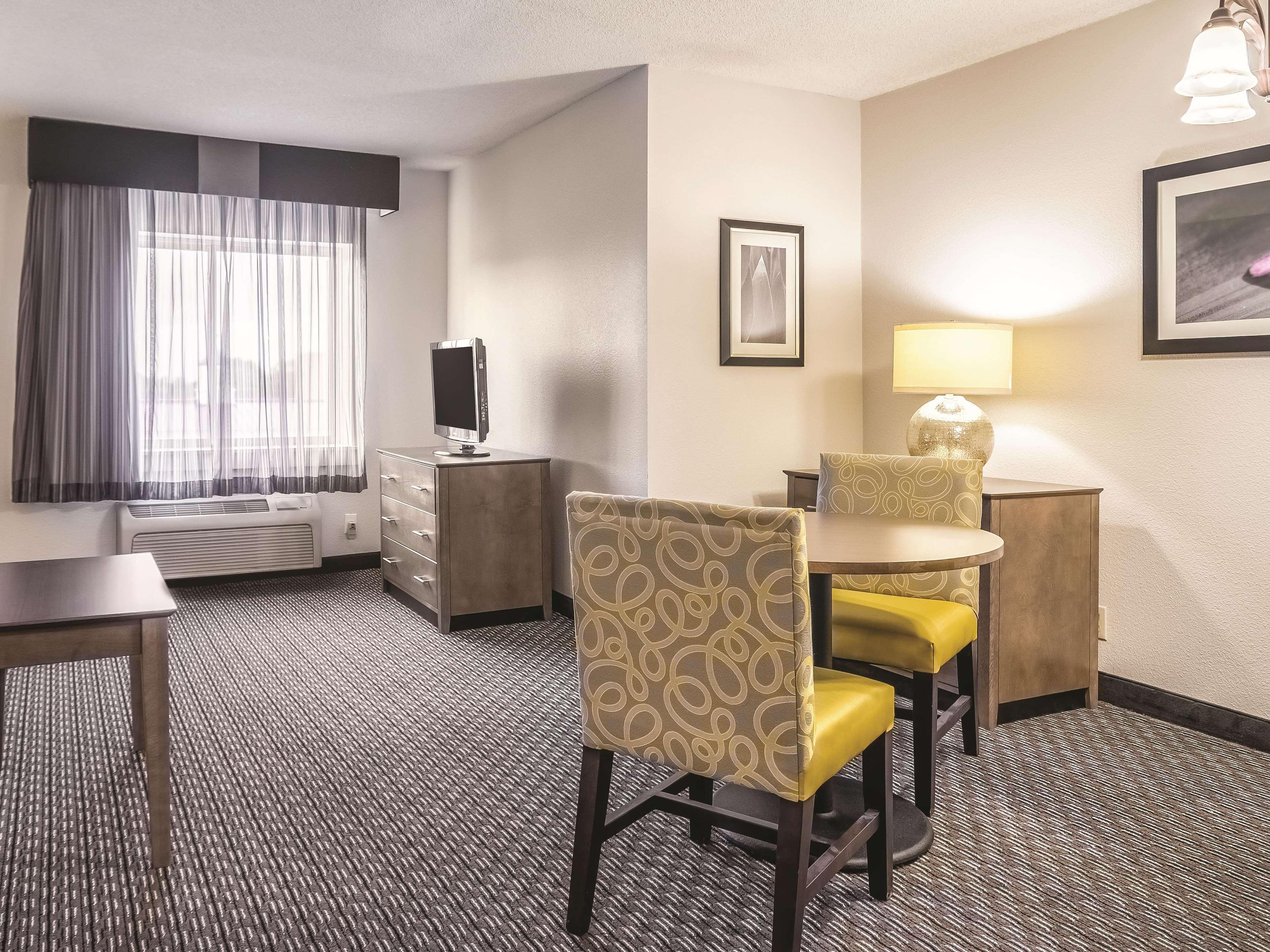 Готель La Quinta By Wyndham Hartford Bradley Airport Вінсор-Локс Екстер'єр фото