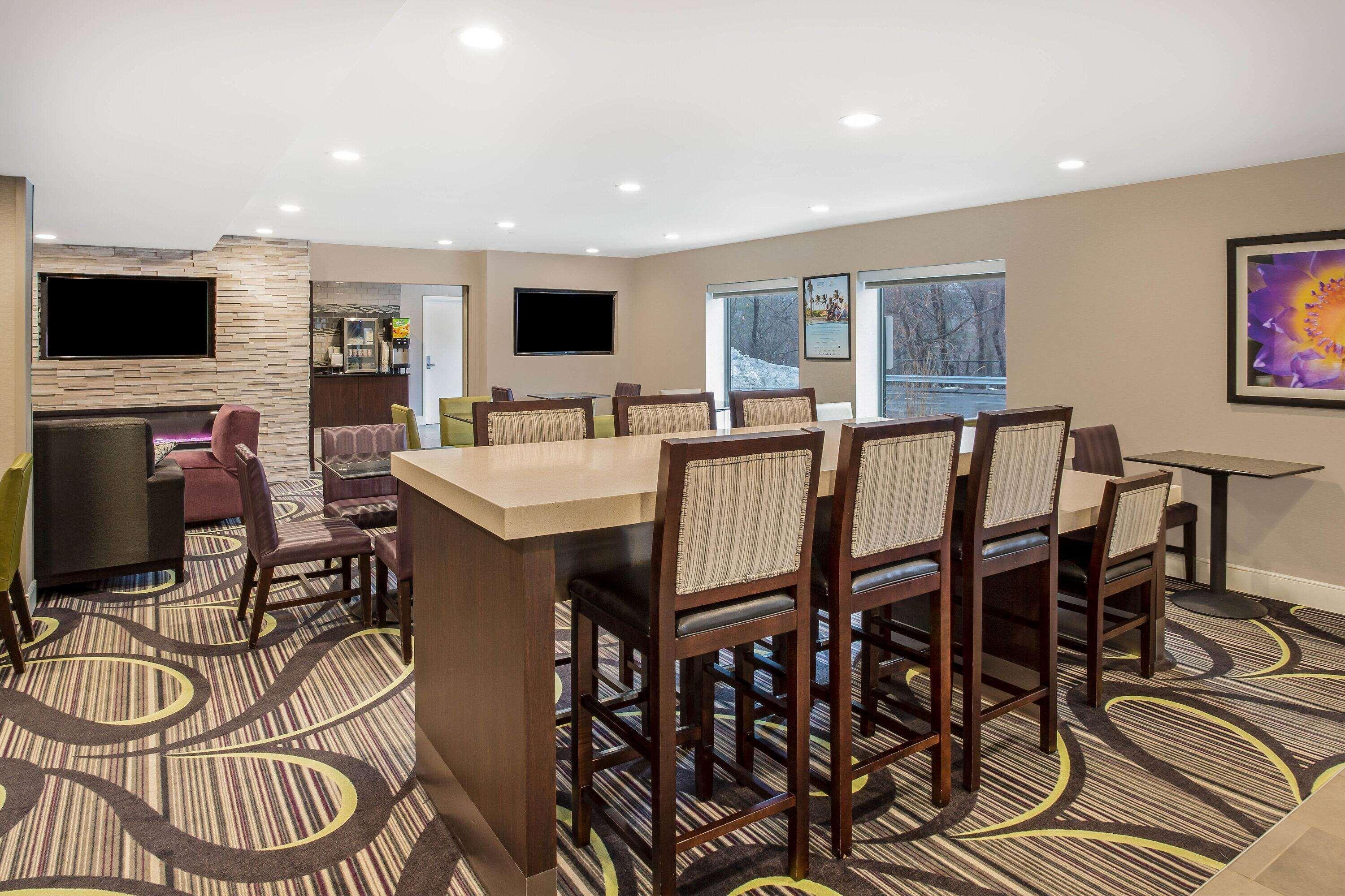 Готель La Quinta By Wyndham Hartford Bradley Airport Вінсор-Локс Екстер'єр фото