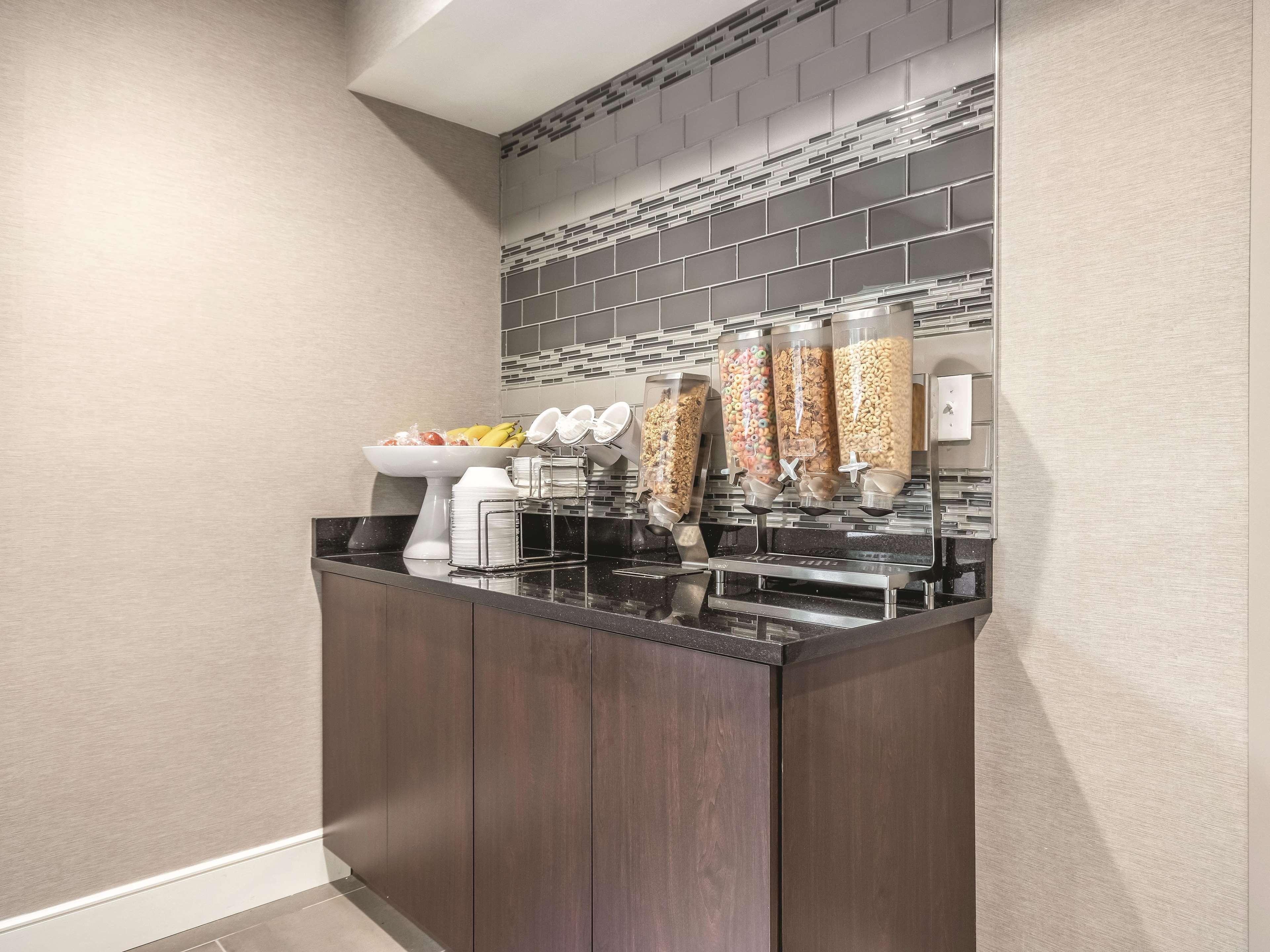 Готель La Quinta By Wyndham Hartford Bradley Airport Вінсор-Локс Екстер'єр фото