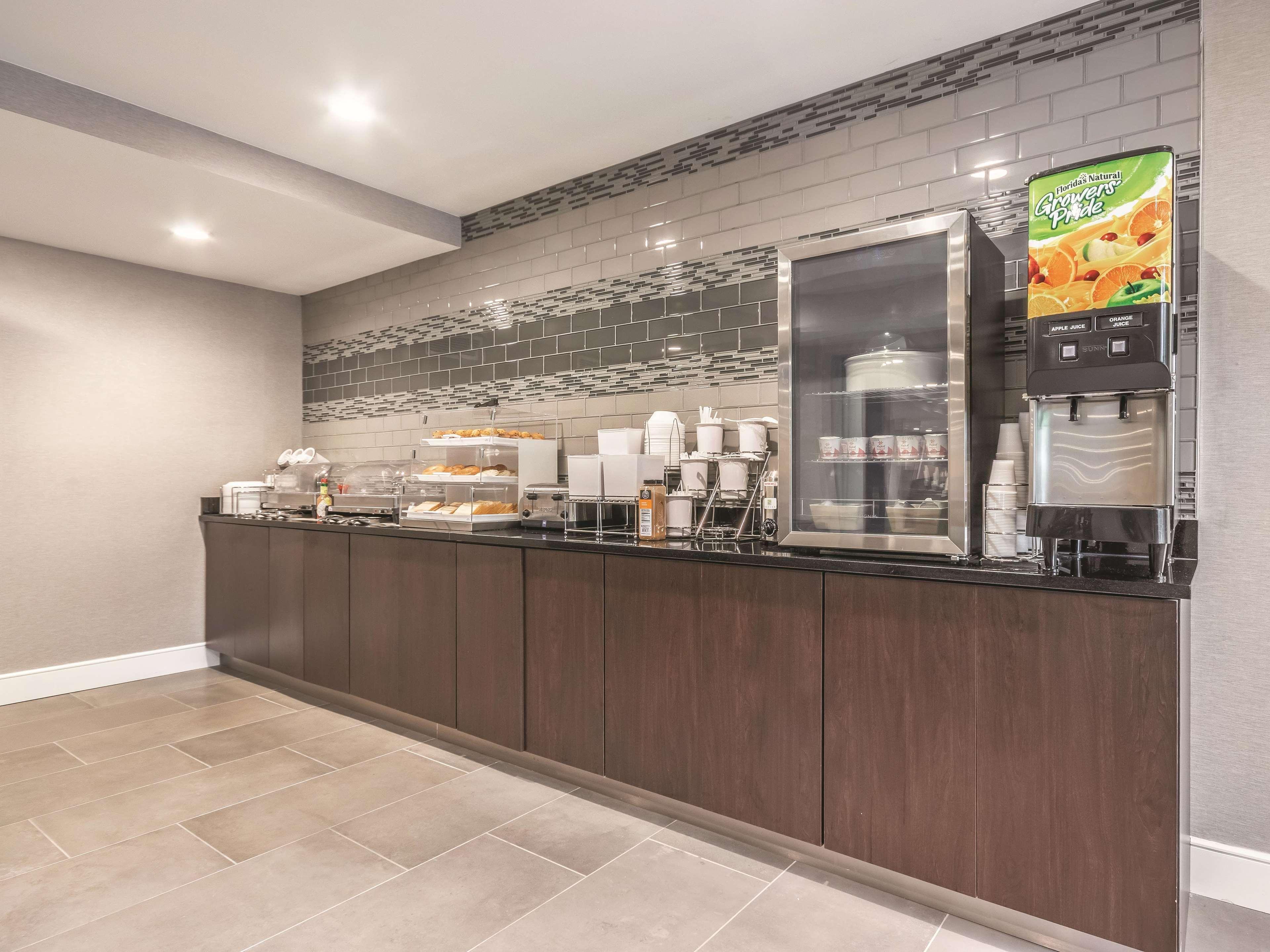 Готель La Quinta By Wyndham Hartford Bradley Airport Вінсор-Локс Екстер'єр фото