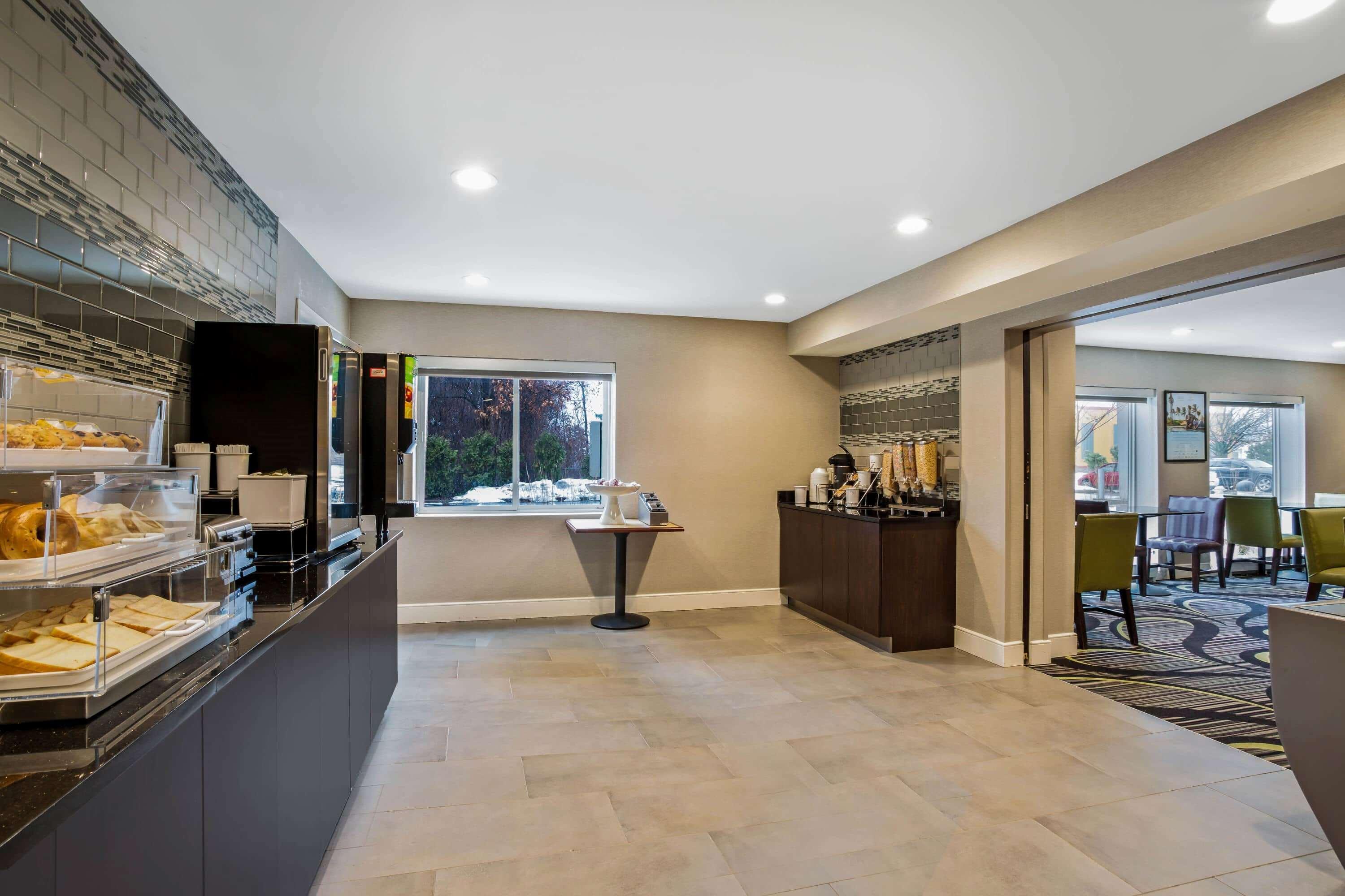 Готель La Quinta By Wyndham Hartford Bradley Airport Вінсор-Локс Екстер'єр фото