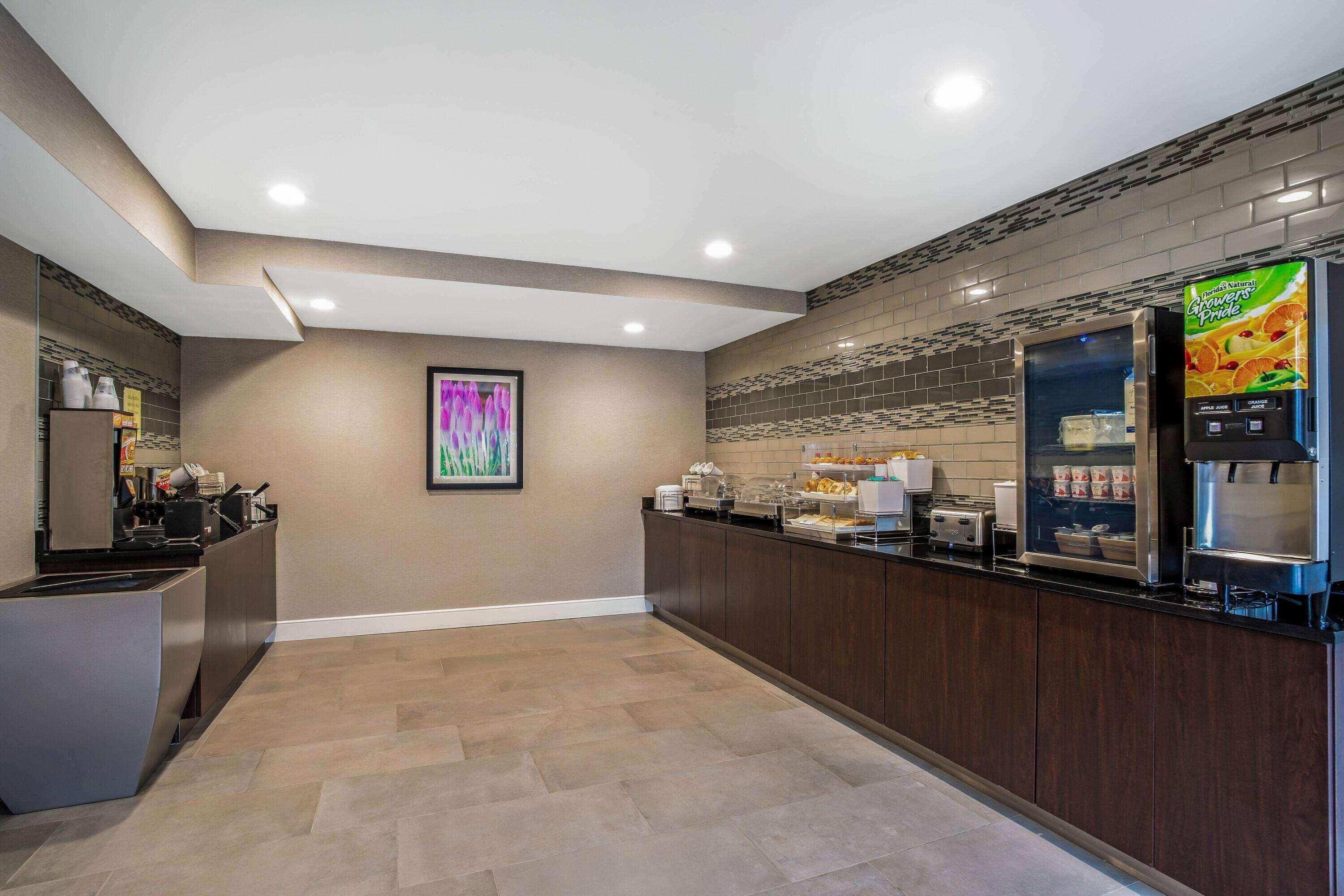 Готель La Quinta By Wyndham Hartford Bradley Airport Вінсор-Локс Екстер'єр фото