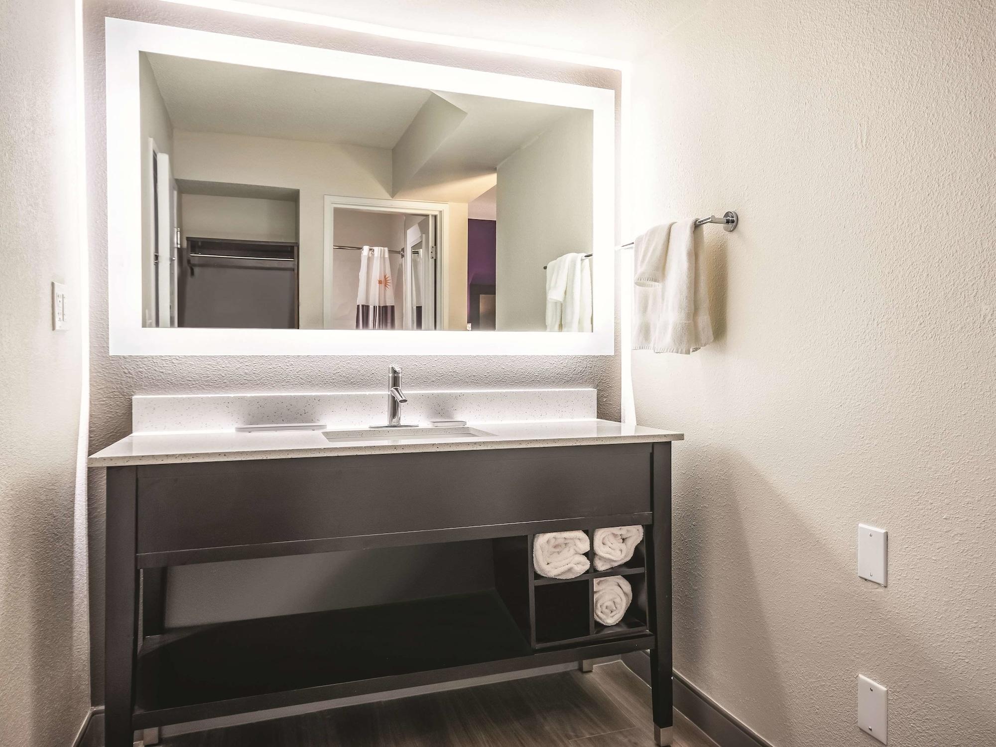 Готель La Quinta By Wyndham Hartford Bradley Airport Вінсор-Локс Екстер'єр фото