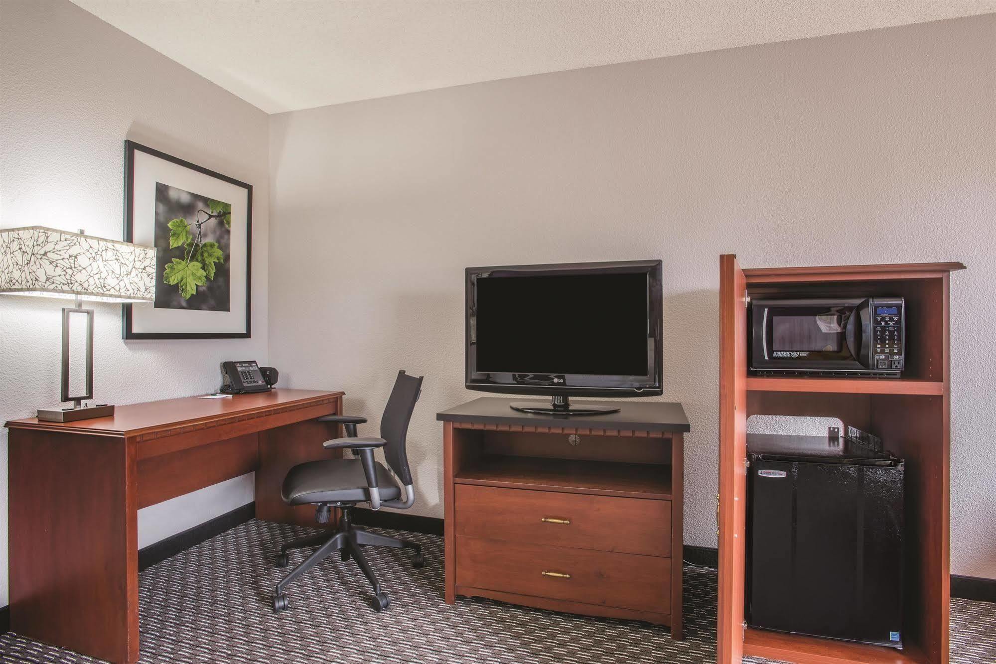 Готель La Quinta By Wyndham Hartford Bradley Airport Вінсор-Локс Екстер'єр фото