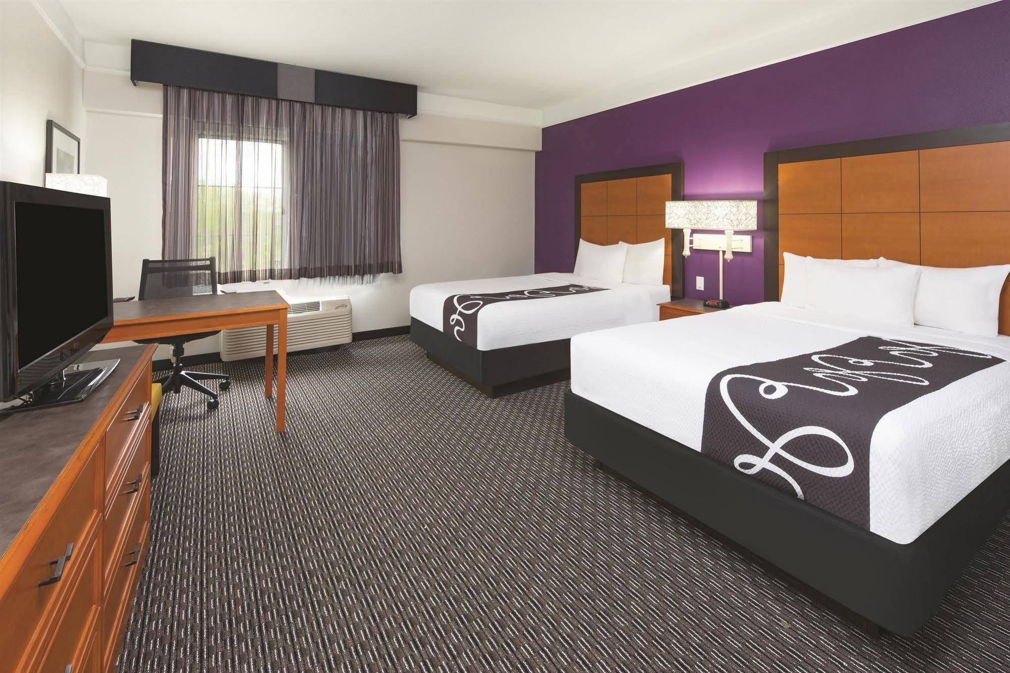 Готель La Quinta By Wyndham Hartford Bradley Airport Вінсор-Локс Екстер'єр фото