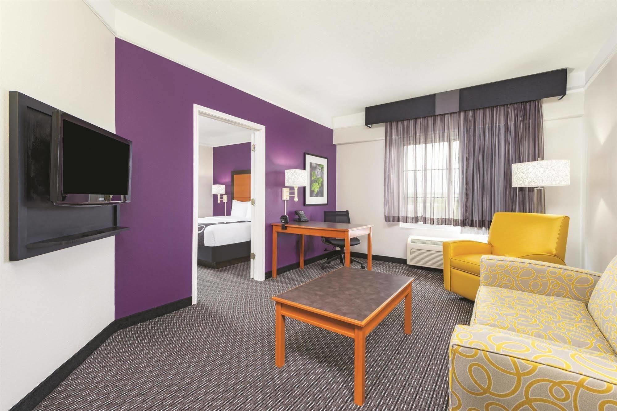 Готель La Quinta By Wyndham Hartford Bradley Airport Вінсор-Локс Екстер'єр фото
